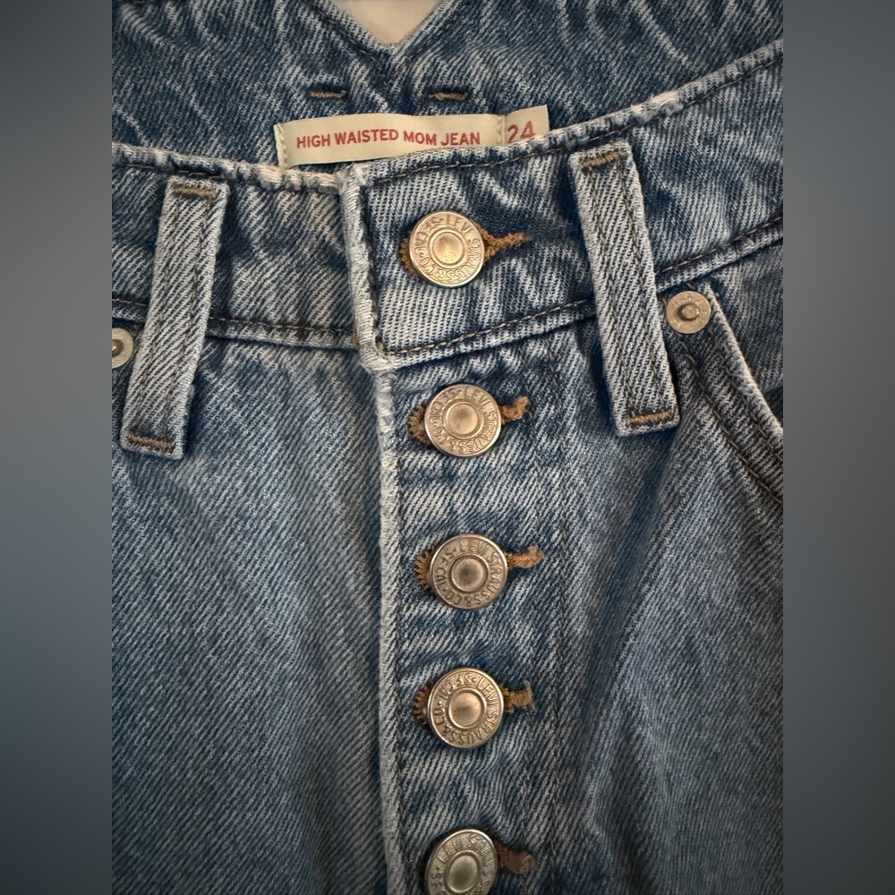 Like New Levi’s High-Waisted 5 Button Mom Jean. Size 24 - Picture 2 of 3